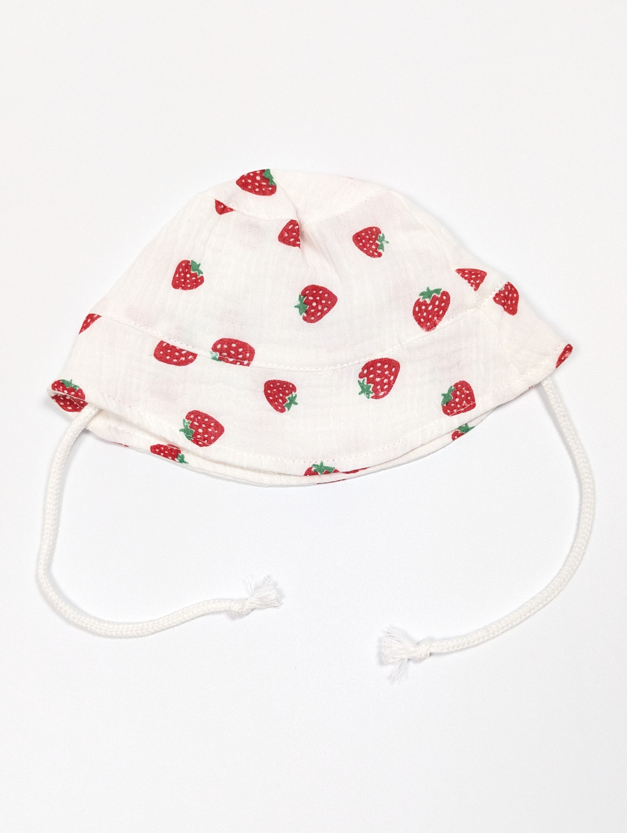 Панамка біла з полуницями муслін