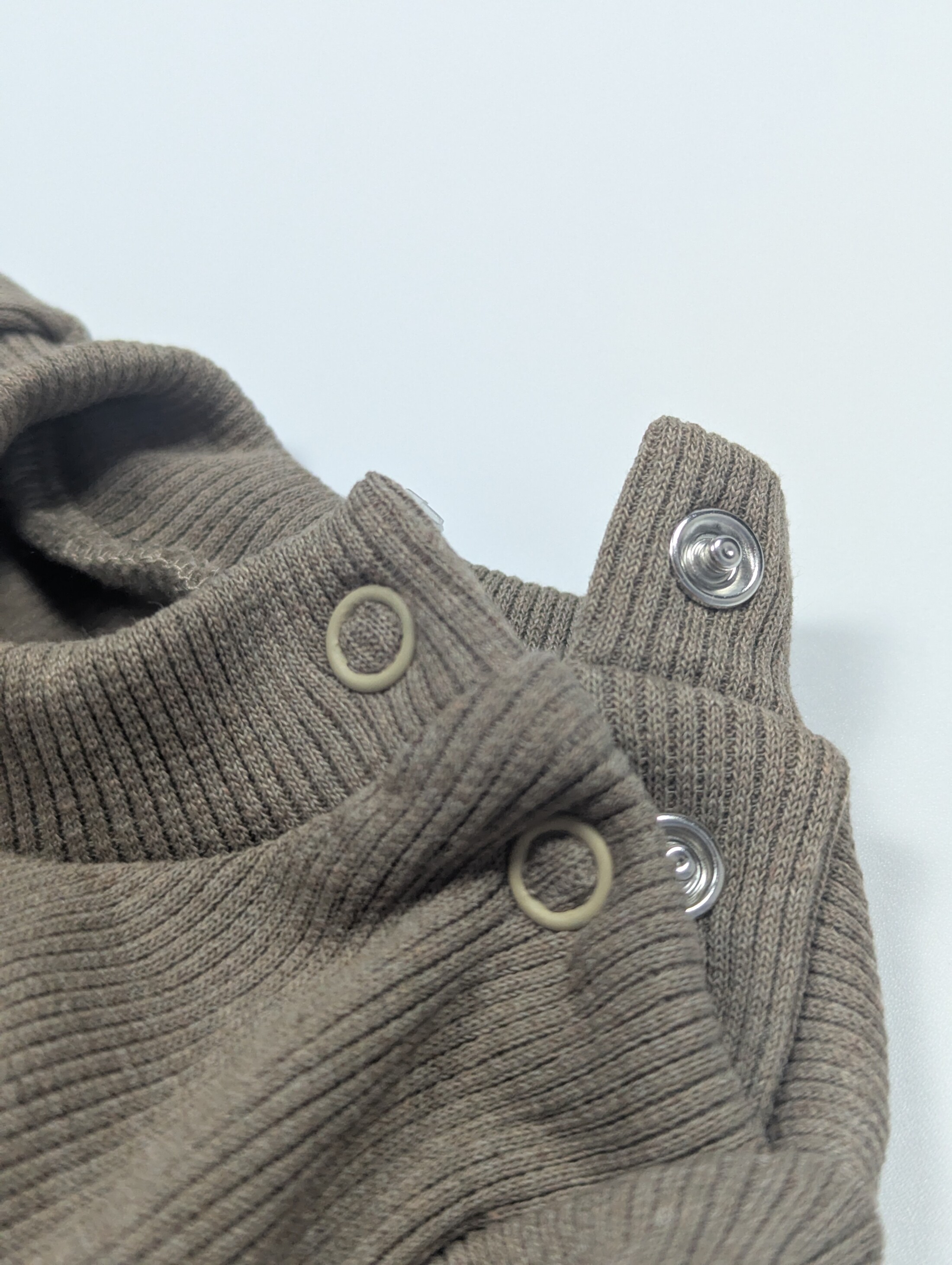 Застібки на кофті з комплекту коричневого кашкорсе начіс