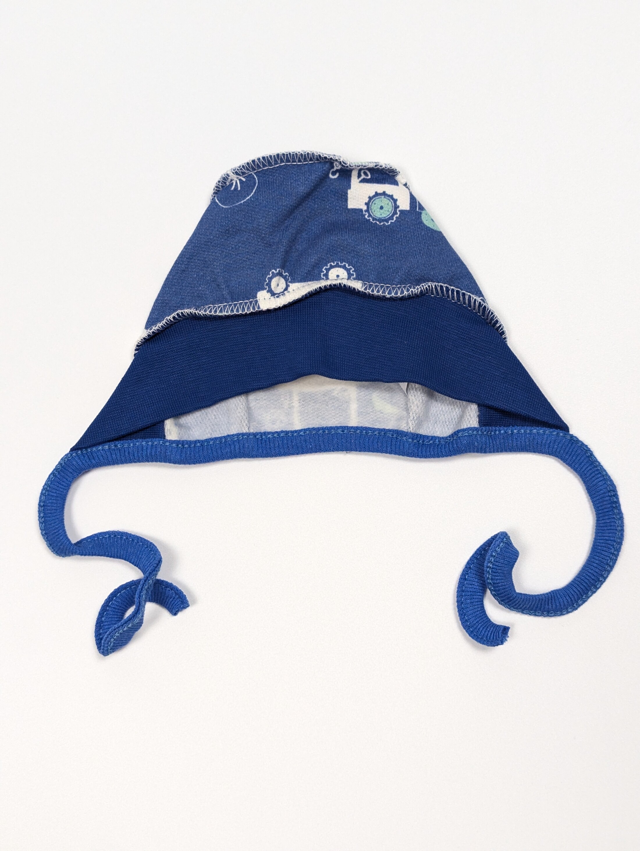 Чепчик на завязках синій з машинками, начіс