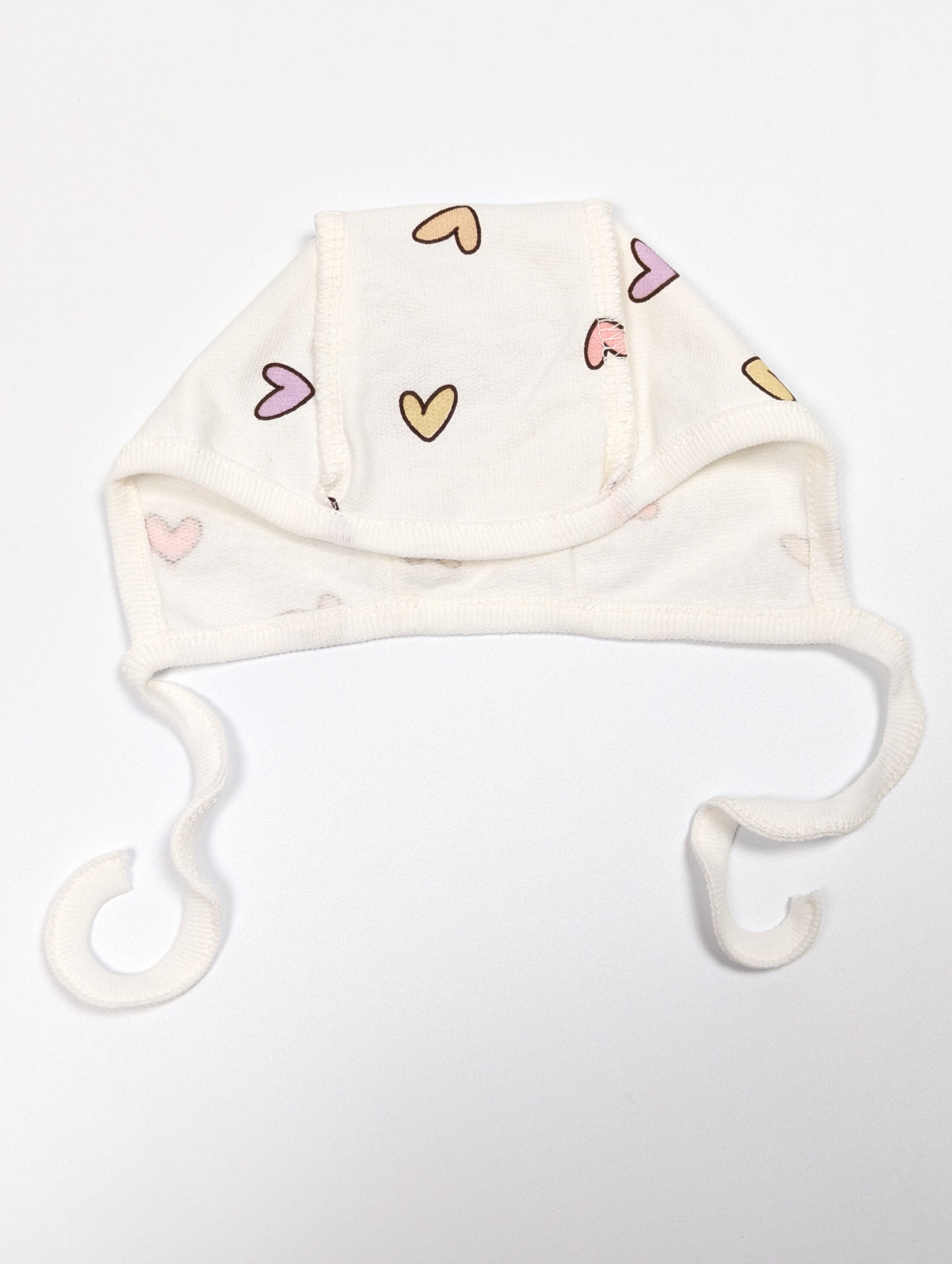 Чепчик на завязках з кольоровими сердечками, начіс